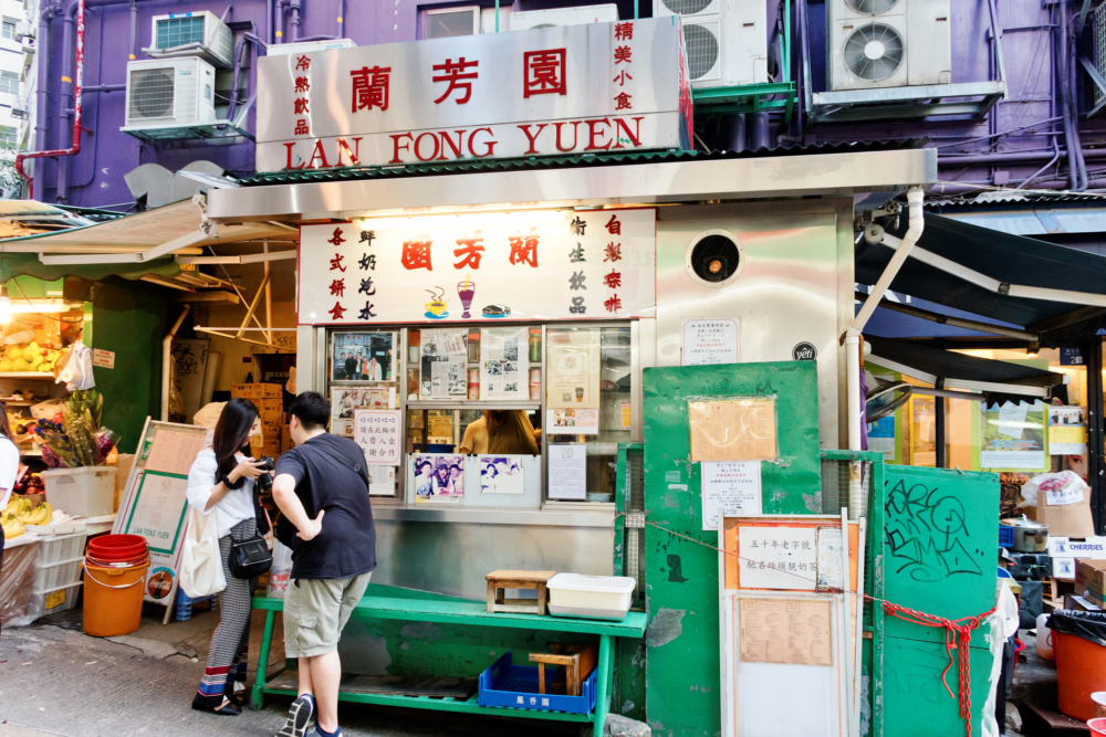 蘭芳園作為創立於1952年的老字號茶餐廳，被譽為「絲襪奶茶始祖」，其香滑濃郁的奶茶、豬扒包等經典地道美食，讓遊客能在品嚐美味的同時，親身體驗最道地的香港茶餐廳文化。