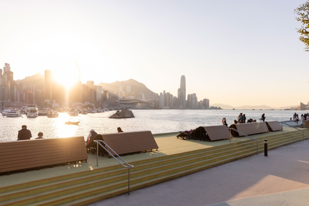 炮台山東岸公園是欣賞維港日落的絕佳地點，夕陽餘暉與城市天際線交織成寧靜自然的畫面，適合拍照與放鬆。