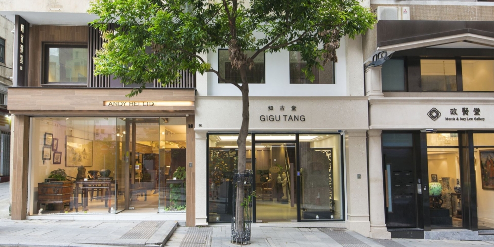 荷李活道是香港一條歷史悠久的老街，以其獨特的「新舊交融」魅力聞名，沿途遍布古董店、畫廊、特色小店，讓你在欣賞藝術和歷史的同時，也能享受多元的文化體驗。