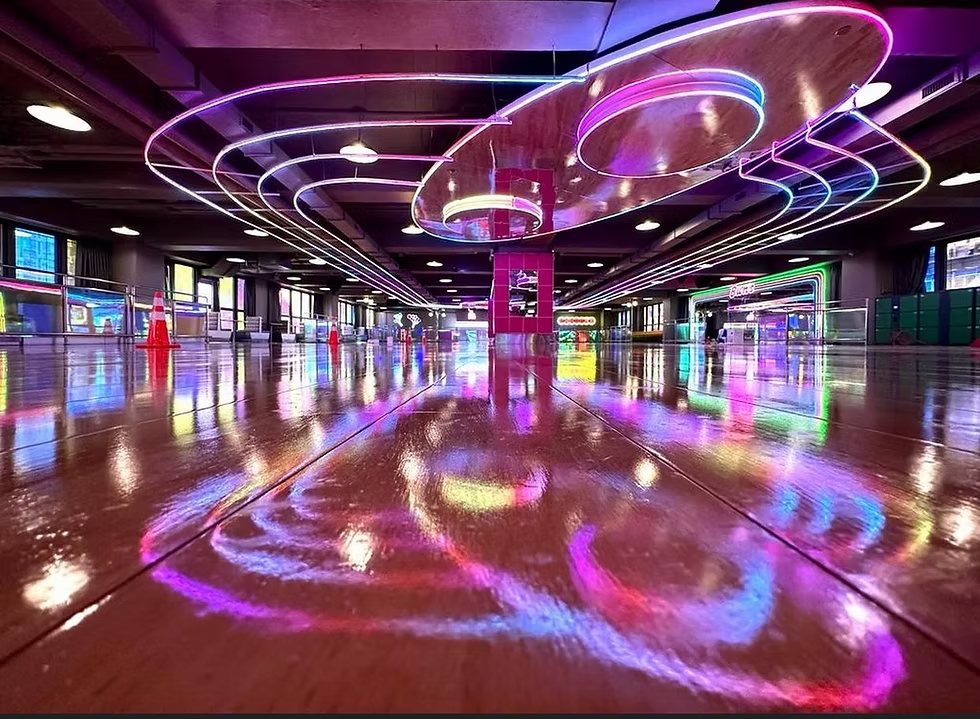 位於荔枝角 D2 Place 的 Bun’s 2020 是全港最大型的室內滾軸溜冰場之一，場地以80年代復古霓虹風格設計，氣氛懷舊，非常適合拍照打卡。這裡不只提供親子家庭一個安全溜冰的場所，也是情侶和朋友約會的好去處。