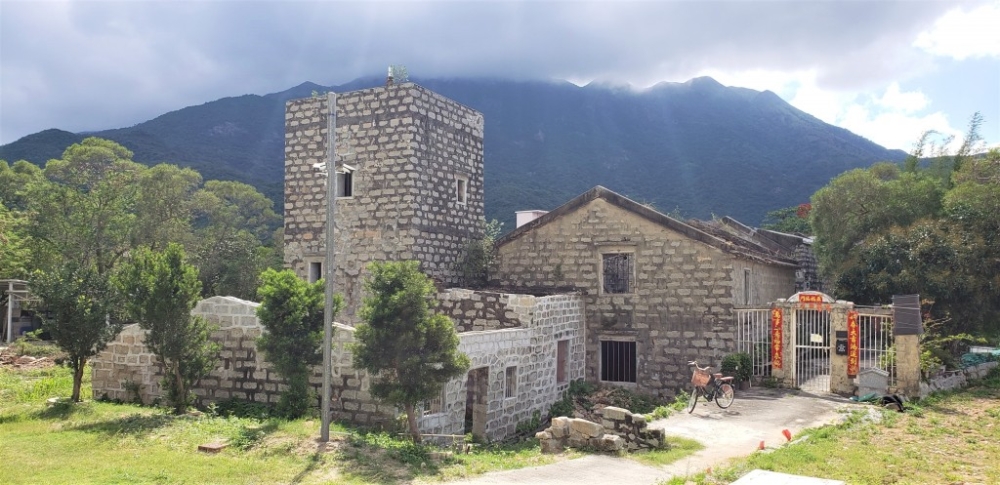 坐落梅窩的袁氏大屋，又稱「裕德利圍」，是1930年代國民黨前委員袁華照所建的城堡式宅邸，曾為當地地標。