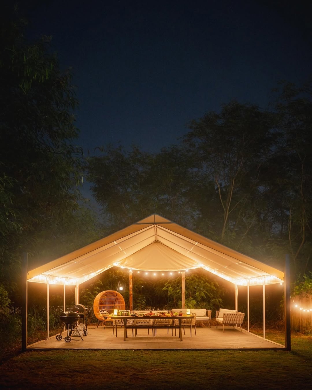 「Urban Quit Garden 離。城」是一個位於元朗錦田水尾村的熱門車中泊地點，佔地約40,000平方呎。該營地環境整潔，設施齊全，並特別設立了「惜食站」，讓露營者分享未開封食物，是一處對新手和親子家庭特別友好的地方。