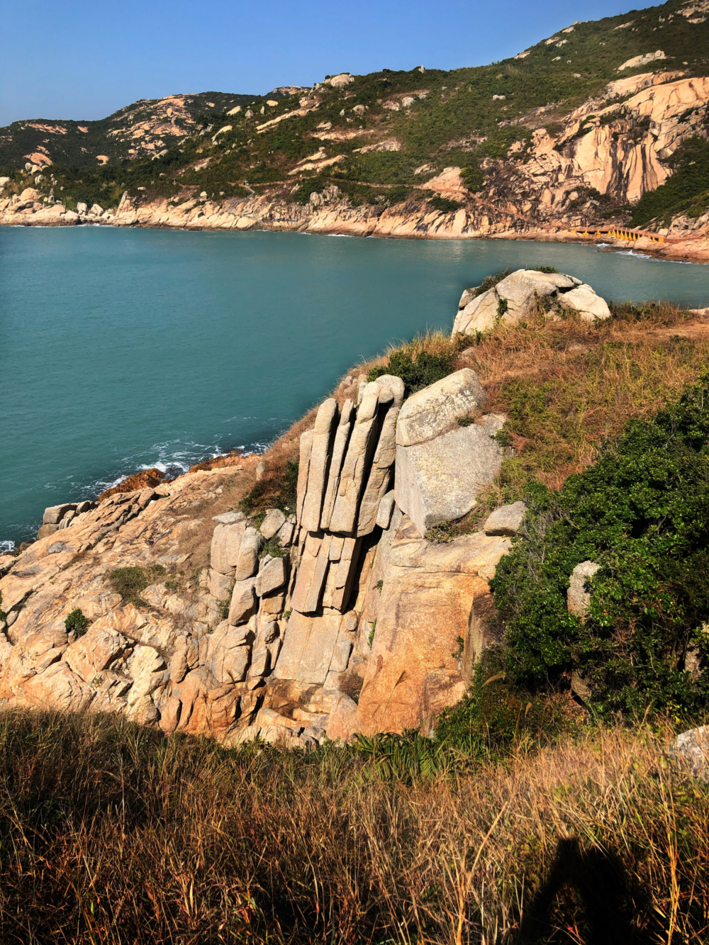 佛手岩位於蒲台島海邊山崖旁，經風化形成五指指向天空的巨手，被譽為「怪石之王」並入選「香港十大最美岩石」，與附近祈禱人頭岩石構成壯觀景觀，是行山必拍打卡點。