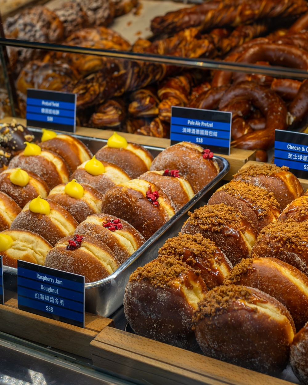 Bakehouse不僅提供獨特的歐式蛋撻，也以多種手工製作的可頌、丹麥酥和特色酸種麵包聞名。