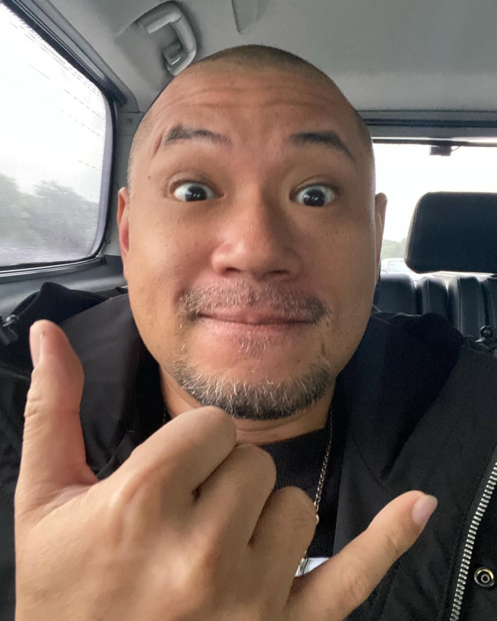 有網友質疑金剛此次發文目的是在「擦存在感」