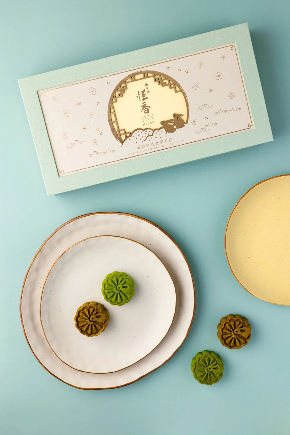 日式茗茶月餅 (8件裝)；包裝內含兩款全新口味：流心抹茶紅豆月餅及焙茶麻糬月餅，是今年必備的日式月餅推薦首選。