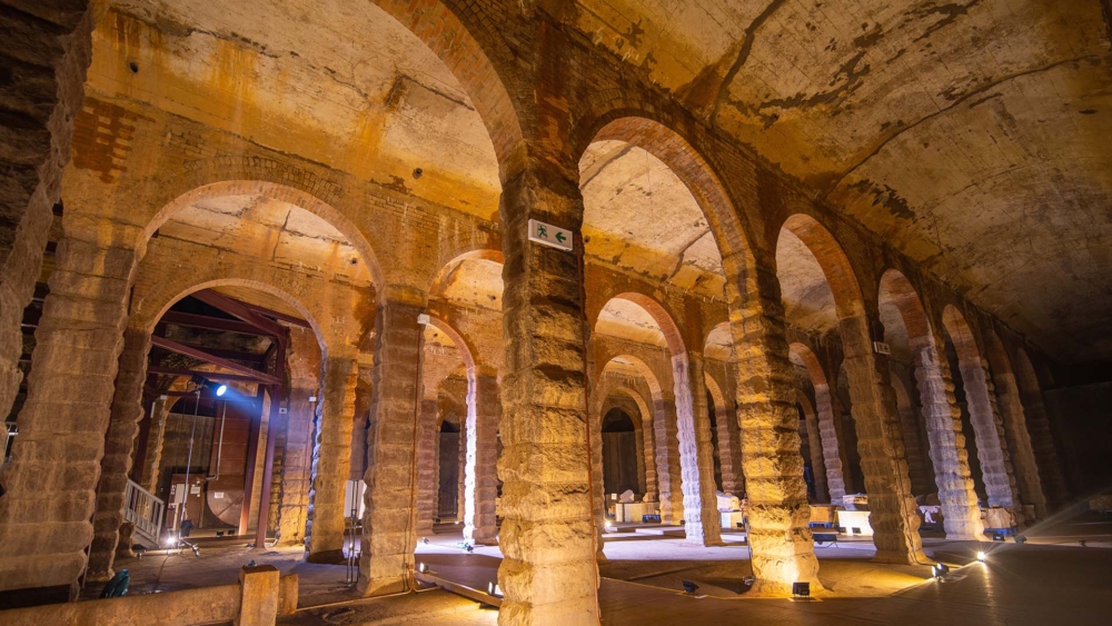 主教山配水庫，位於深水埗嘉頓山旁的棠蔭街公園內，前身是建於1904年的深水埗配水庫，是香港首個以圓形設計的地下蓄水池。