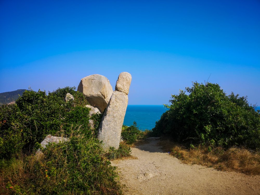 僧人石位於蒲台島牛湖頂下方山丘，形似披著袈裟凝望大海的僧侶，是行山途中充滿禪意的拍照熱點。