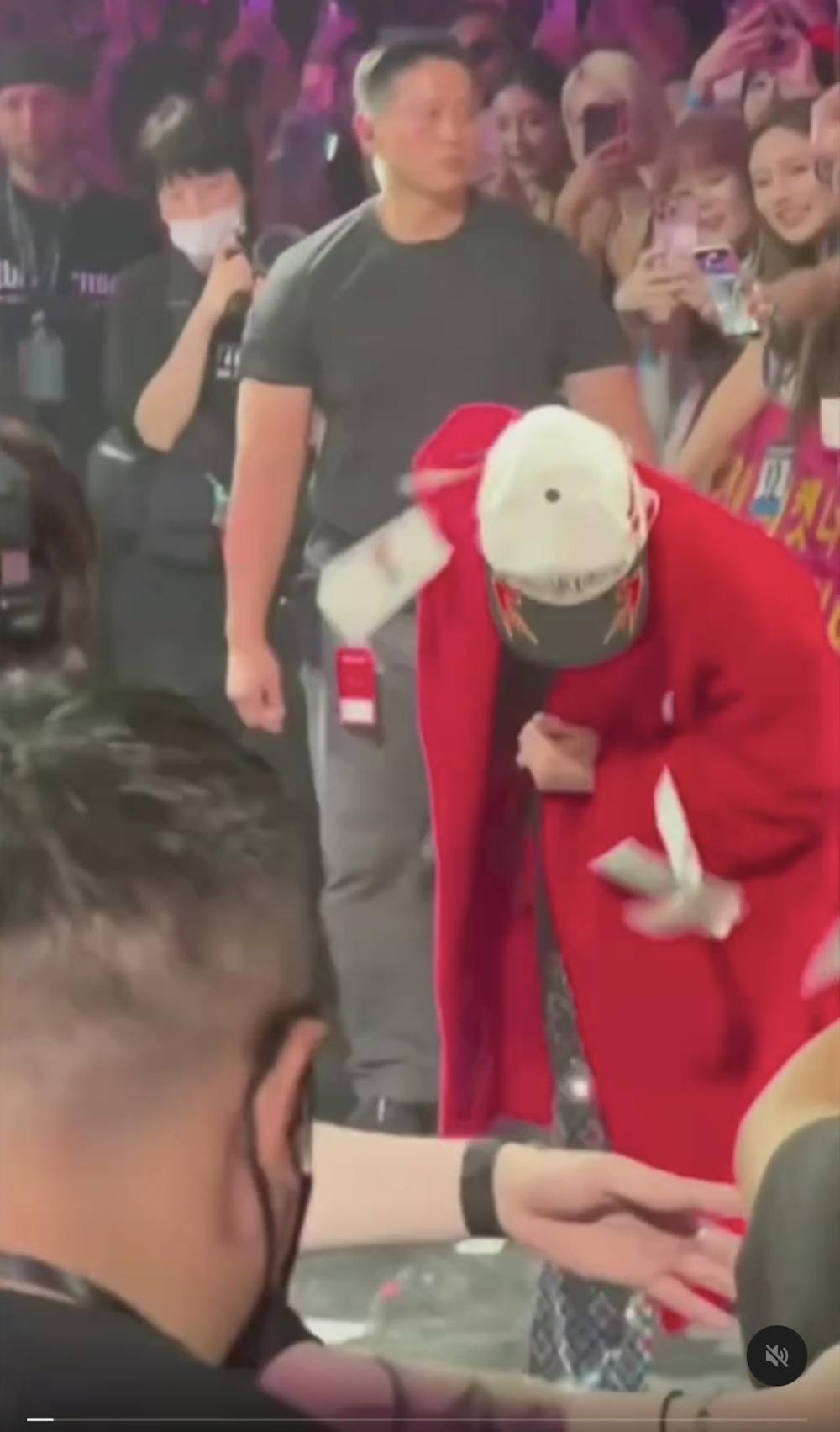 GD到台下近距離親近粉絲，然而卻忽然有人把一把又一把的假銀紙灑向其身上