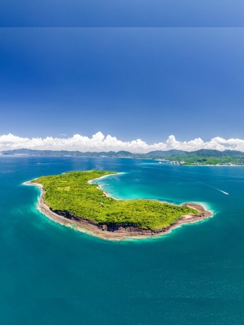 東平洲以其獨特的沉積岩地貌和豐富的珊瑚生態聞名，被列入世界地質公園及海岸公園保護區。