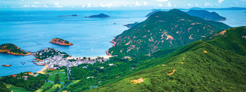 被譽為香港必走山徑的龍脊，因蜿蜒山勢如巨龍盤踞而得名。