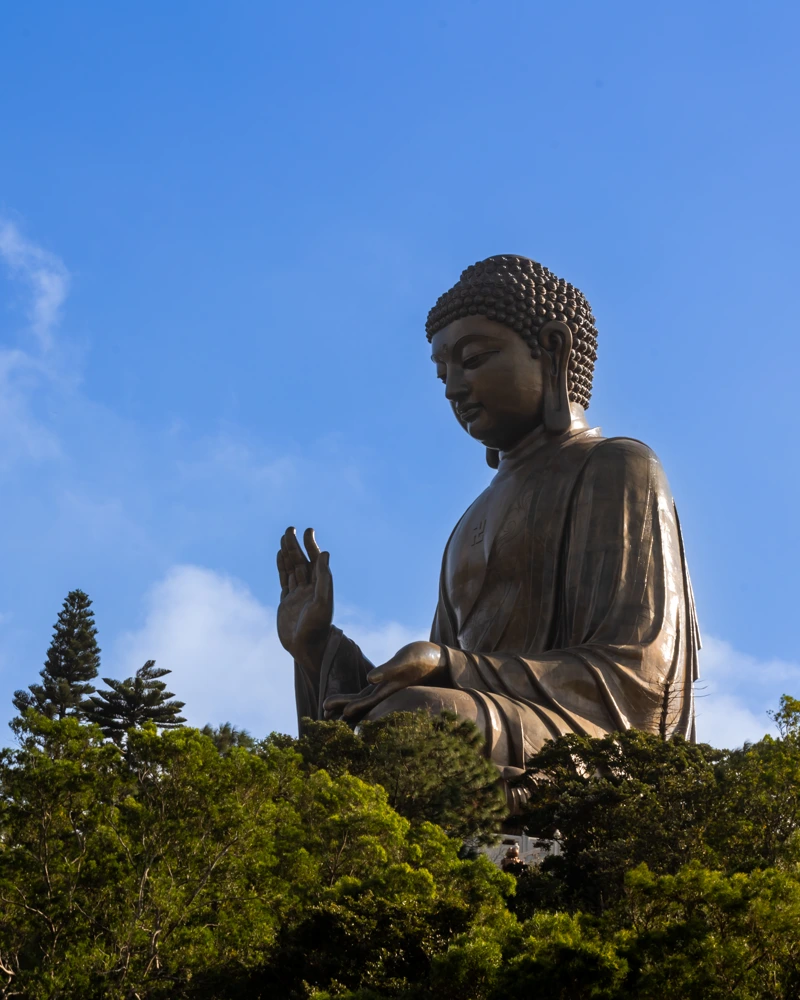 天壇大佛高34米，是全球最大戶外青銅佛像之一，攀登268級石階可近距離感受其莊嚴宏偉，底座展館亦收藏多件佛教文物，值得細看。