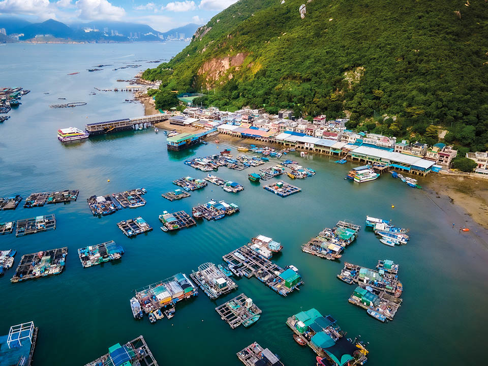 位於島嶼另一端的南丫島索罟灣，則以其沿岸的海鮮酒家聞名。