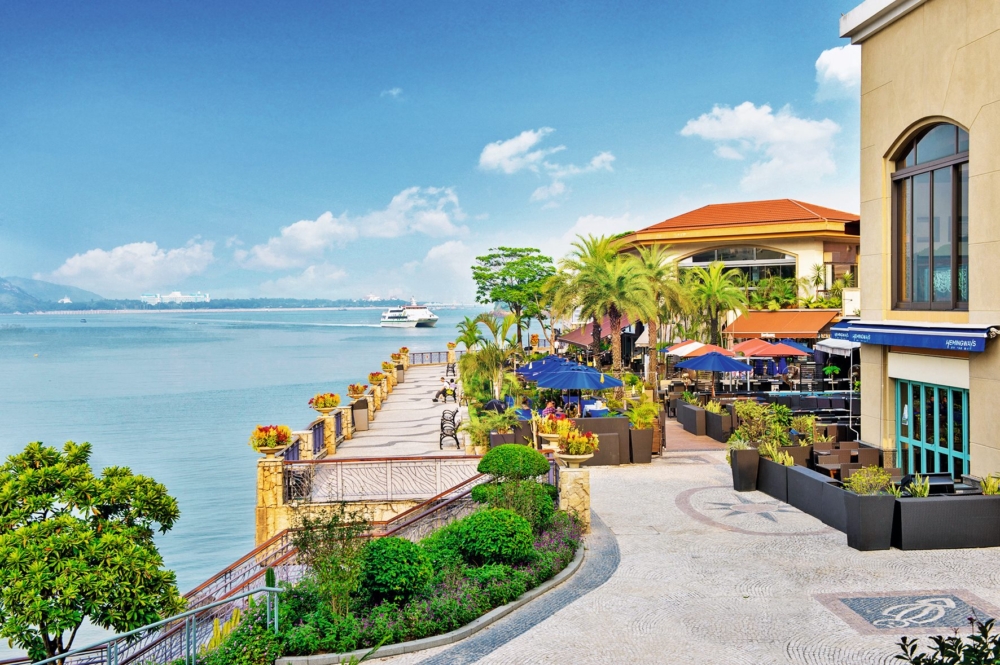 大白灣沙灘是香港少數適合BB的自然沙灘之一，擁有全港最大的沙灘兒童遊樂場。