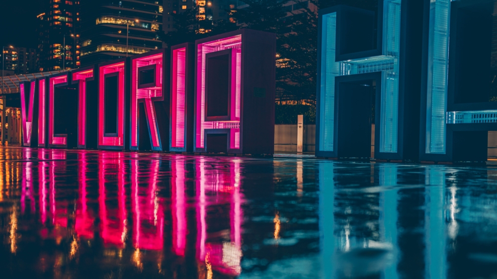 藝術裝置採用粉紅、藍、綠色調和中空字體，適合日夜拍照，兼具互動和浪漫氛圍。