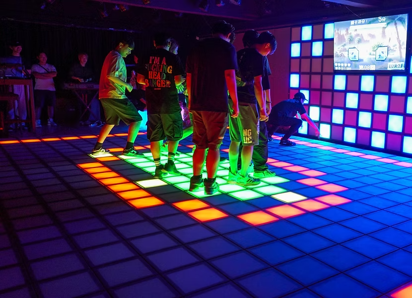 位於葵涌的 Super Cube 是全港首個結合運動、劇情和解謎的劇情式互動遊戲館。玩家需透過跳躍、觀察與團隊合作，在燈光地格上完成挑戰，體驗緊湊刺激的科幻冒險，適合大小朋友一同投入，培養合作精神。