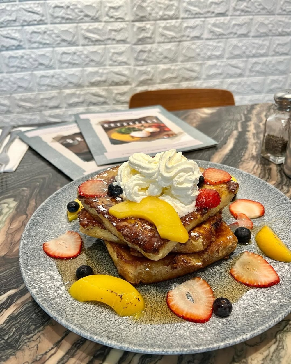 這家咖啡館以粉紅系裝潢和開放式設計吸引不少打卡族