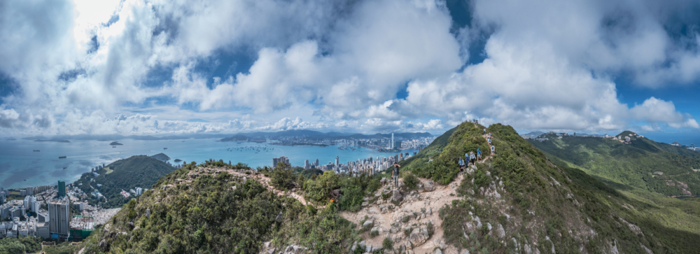 出發前可在山頂廣場商店購買足夠的水和零食，尤其是在攀登約600級樓梯的路段，適時補充體力非常重要！