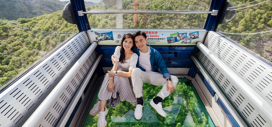 昂坪360纜車沿途5.7公里、25分鐘旅程，可俯瞰東涌灣、香港國際機場、港珠澳大橋及天壇大佛的壯麗景色，但需注意強風或惡劣天氣可能導致服務暫停，建議查閱官網公告。