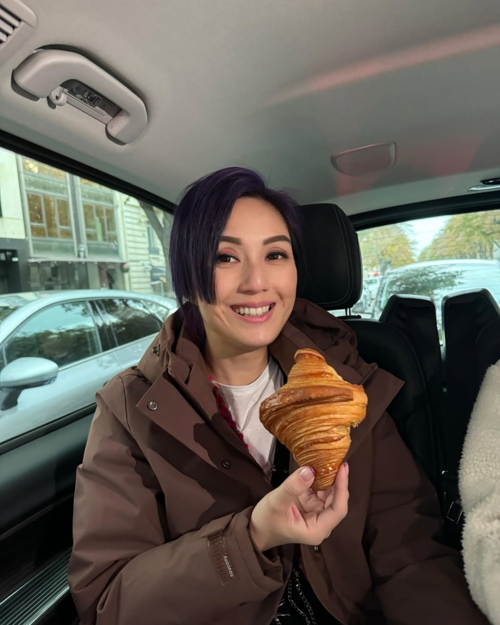 網友：「影相黑面咁你咪唔好影囉，攪衰晒啲氣氛！」