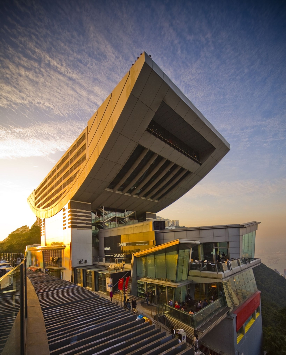 想同時欣賞日落和夜景，可提前查詢當天日落時間，最佳上山時段為下午4至5點。