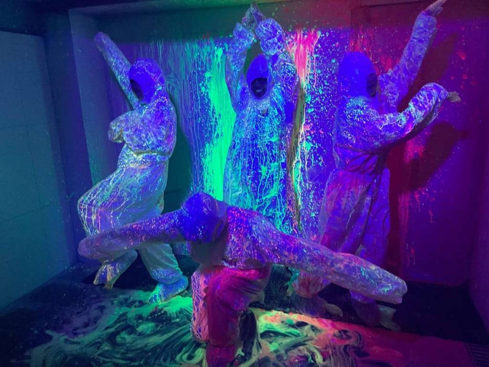 位於旺角的 Paint Bomber 是一個結合虛擬與現實的沉浸式任務遊戲，玩家需要在限時60分鐘內合作拆除炸彈，失敗則會被顏料懲罰，過程刺激有趣，適合親子家庭、朋友或情侶一同挑戰。