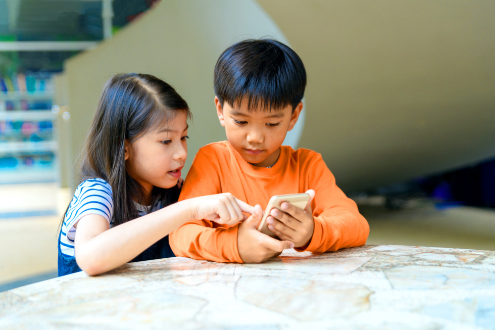 《美國醫學會雜誌》研究團發現：經常使用手機的小朋友更容易出現ADHD症狀。