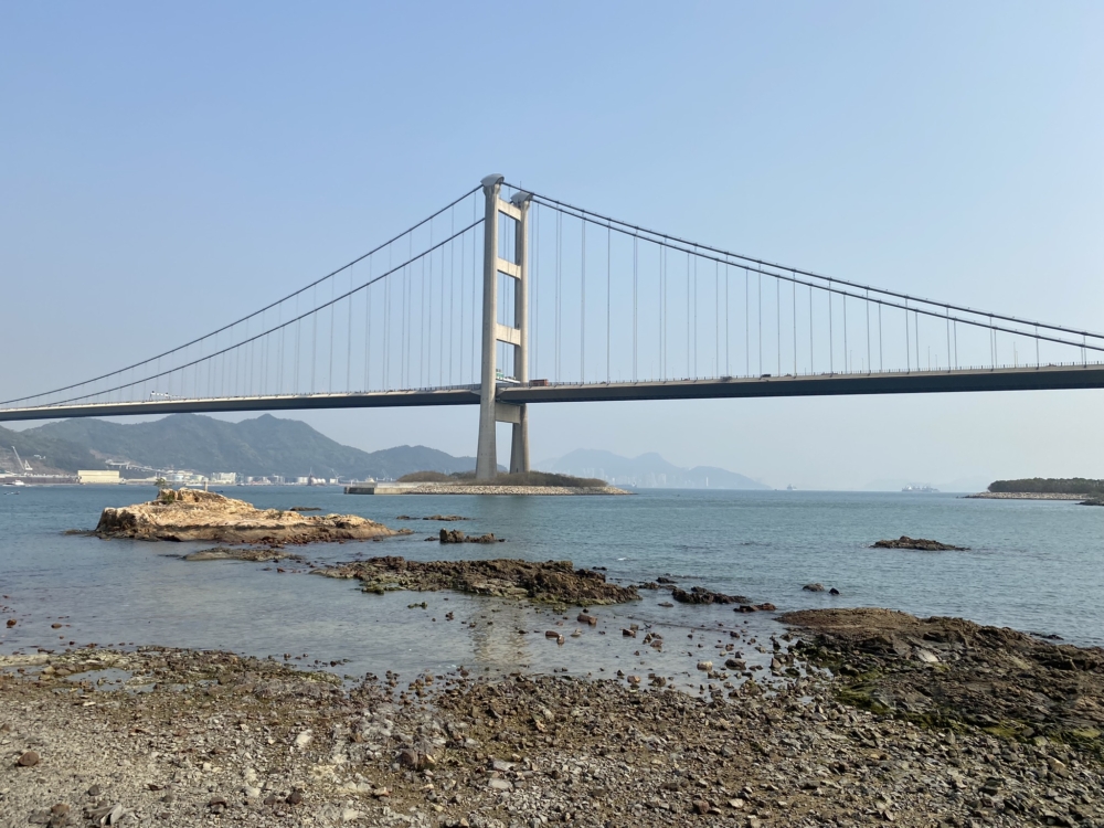 馬灣是一座位於青馬大橋和汀九橋之間的小島。