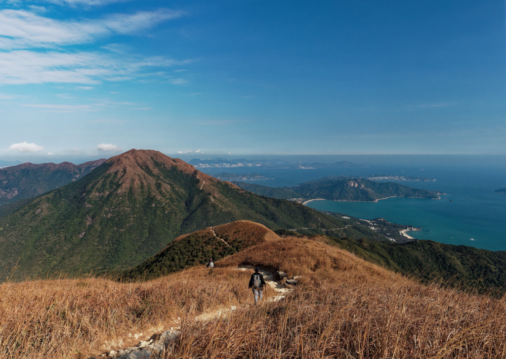 大嶼山有多條行山路線，從適合親子同遊的輕鬆步道，到只適合有經驗山友的高難度挑戰都有，讓行山愛好者能依據自身體力選擇，並在出發前做好準備。