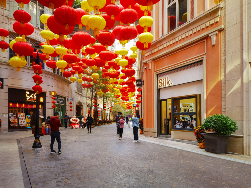 利東街曾是香港婚慶專屬的「囍帖街」，經過活化後，已蛻變成一條步行街，兩旁林立著時尚品牌店、精品咖啡館和精緻餐廳。