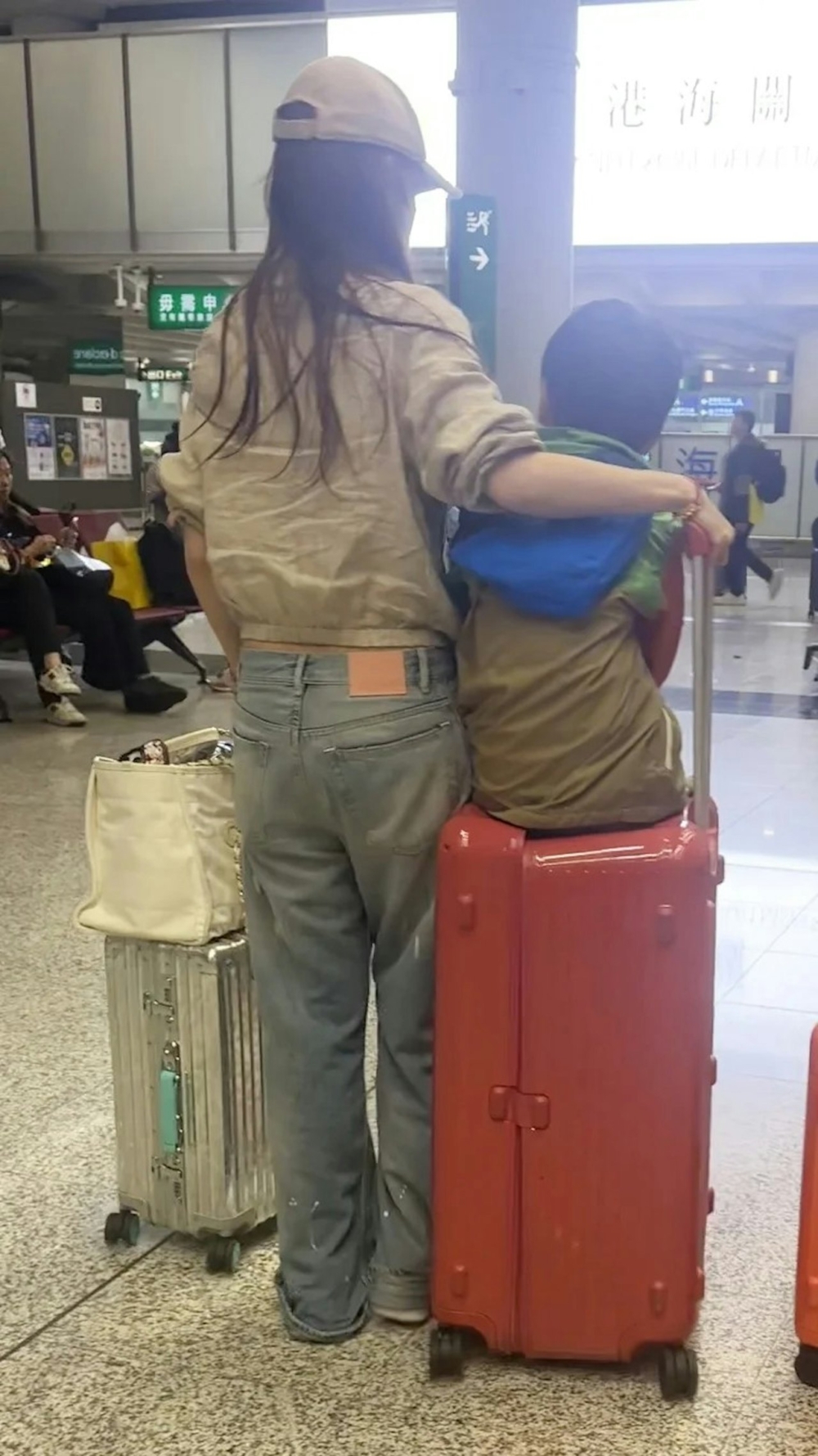 Baby當日打扮看似低調樸素，但實質行頭「唔惹小」