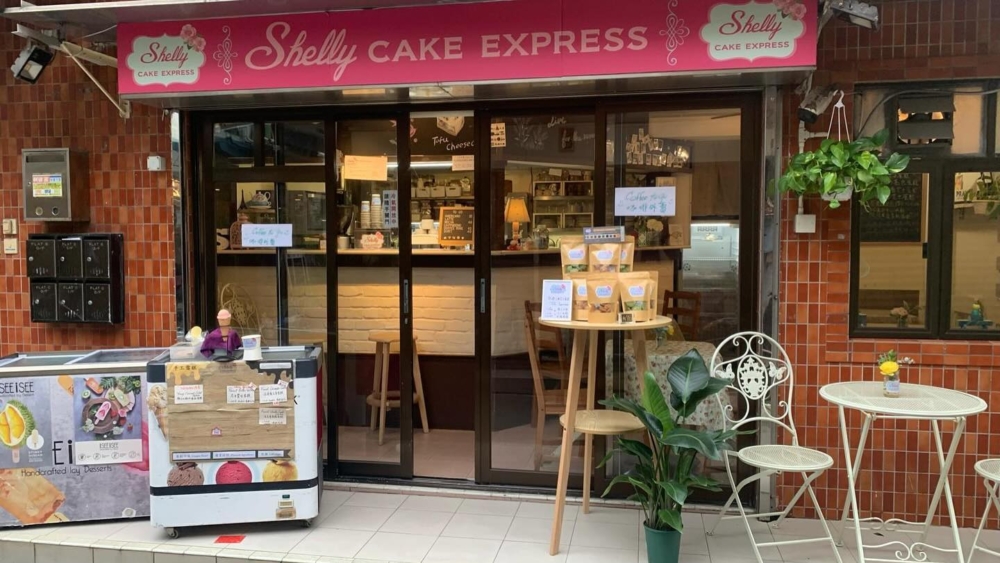 「Shelly Cake Express」以夢幻田園風為設計主調，店主獨力手工製作各款精緻甜點，其招牌豆腐芝士蛋糕最出名，以清新豆香平衡濃郁乳酪，佐以玫瑰花瓣點綴，視覺與味覺同樣迷人。