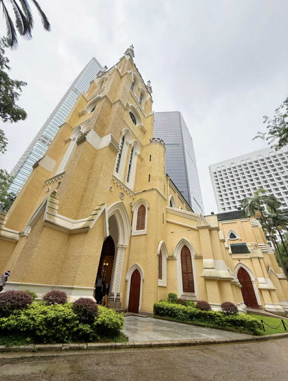 聖約翰主教座堂是香港現存最古老的西式教堂，這座超過170年歷史的法定古蹟，以其融合英格蘭式與哥德式的莊嚴建築風格，在繁華的中環中提供一個寧靜的宗教氛圍。