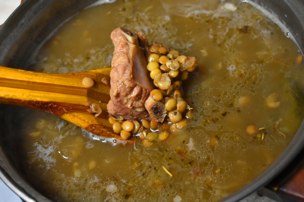 綠豆有助清熱解毒、排走體內濕氣及利水消腫；配合薏米、赤小豆和海帶，不但能祛濕解毒，亦有滋陰調理的作用。