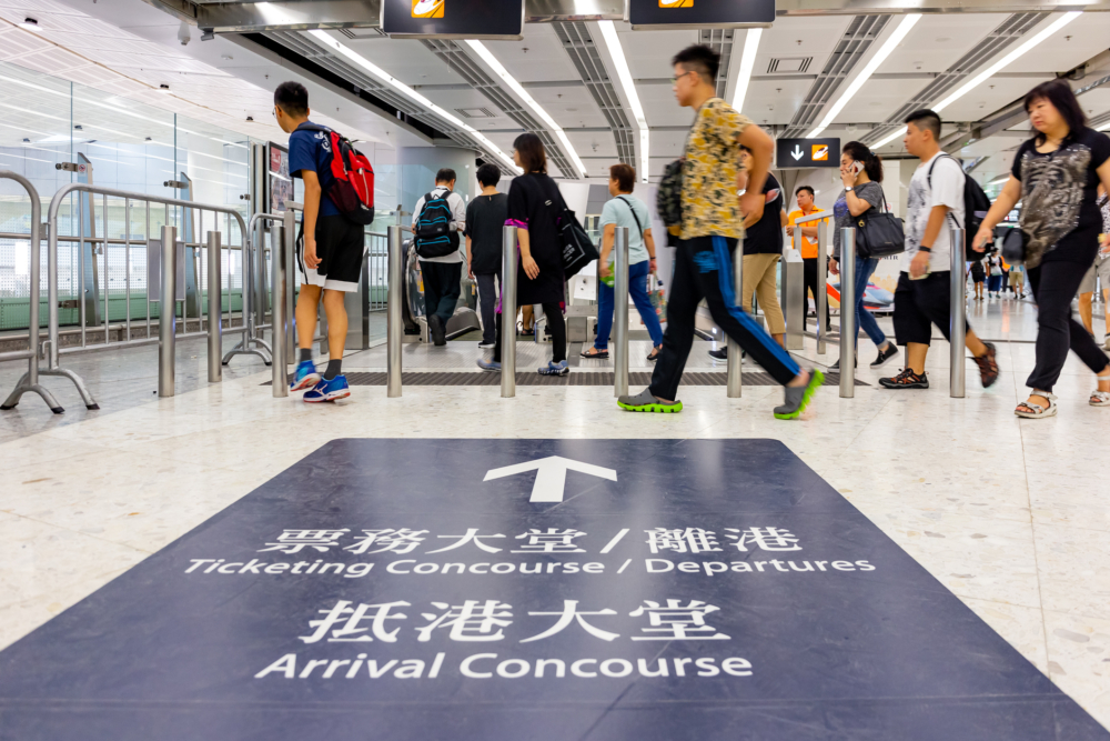 辦理回港證時，家長應特別留意11歲以下兒童需提供的副署人表格，同時可以考慮以香港護照作為替代方案，並建議提前網上預約以節省時間。