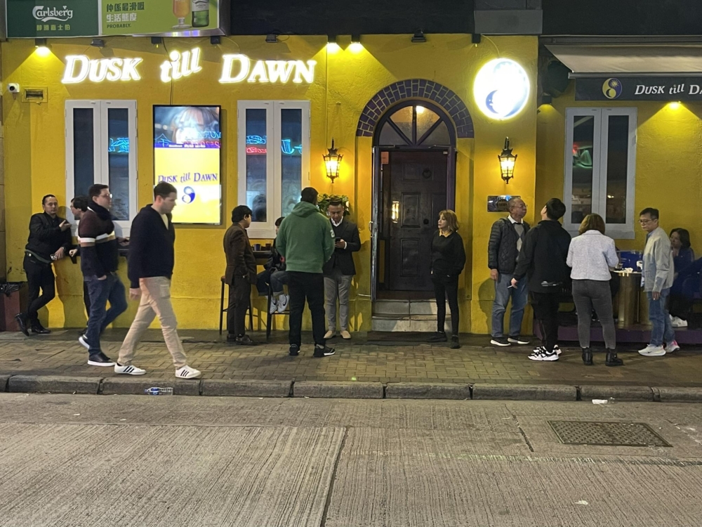 Dusk Till Dawn 酒吧是灣仔一家非常受歡迎的現場音樂酒吧，以其熱情洋溢的氛圍和高質量的樂隊表演而聞名。