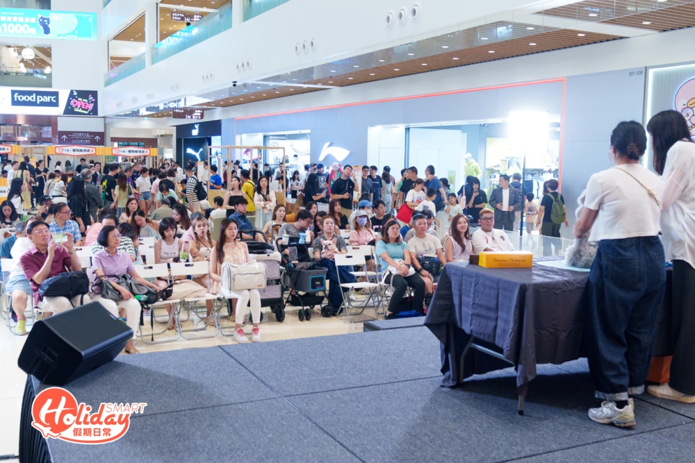 講座區座無虛席，顯示毛孩主人們對學習愛寵心得的熱切。嘉賓在台上分享專業知識，台下觀眾則專注聆聽。