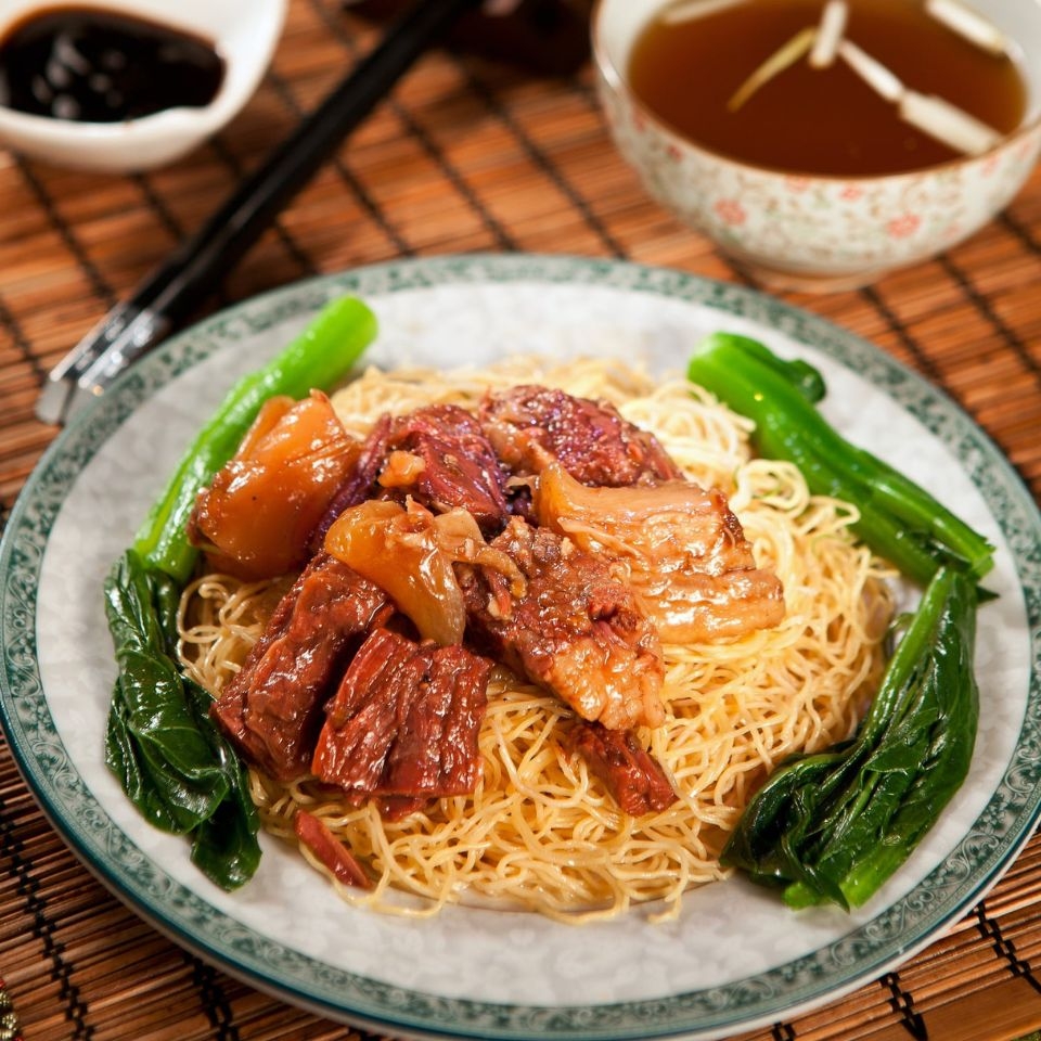 何洪記是香港一家歷史悠久的麵家，從四十年代在灣仔營業至今。