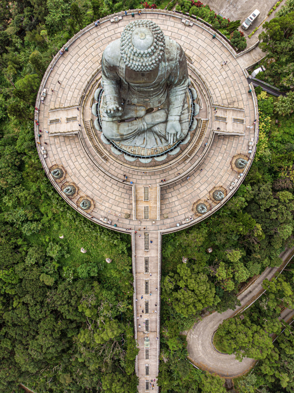 前往天壇大佛需攀登268級石階，沿途可欣賞六天母像並感受佛教文化，登頂後還能近距離瞻仰大佛並遠眺大嶼山景色。