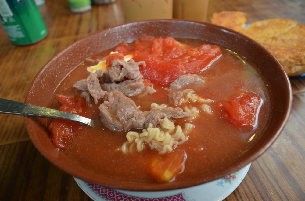 勝香園是中環一間人氣極高的露天大排檔，以其招牌的蕃茄牛肉通粉和牛油檸檬汁蜜糖脆脆聞名，讓遊客能在繁華的中環，體驗最貼近香港日常的地道街頭飲食文化。