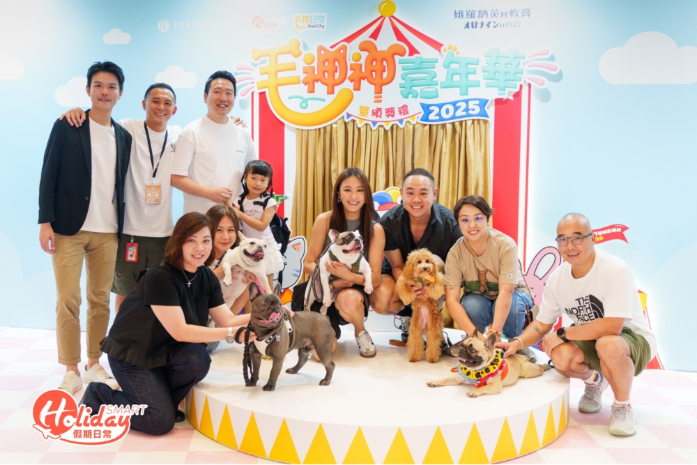 這張照片捕捉了毛神神社群的快樂瞬間。嘉賓與多位毛孩主人們一同在主舞台上合影，每個人臉上都洋溢著笑容。
