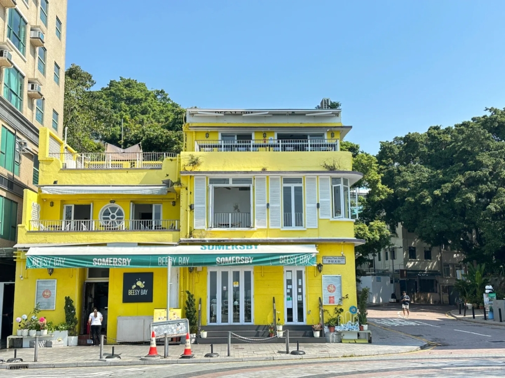 整條街上最吸睛的建築非一棟亮黃色的三層小樓莫屬，打卡超有氛圍感！