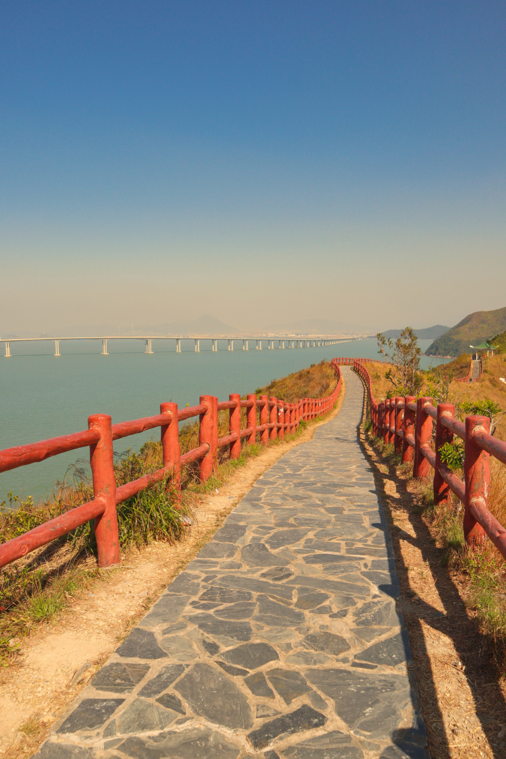 遊客可乘小艇遊覽或登虎山觀景台欣賞港珠澳大橋日落美景。