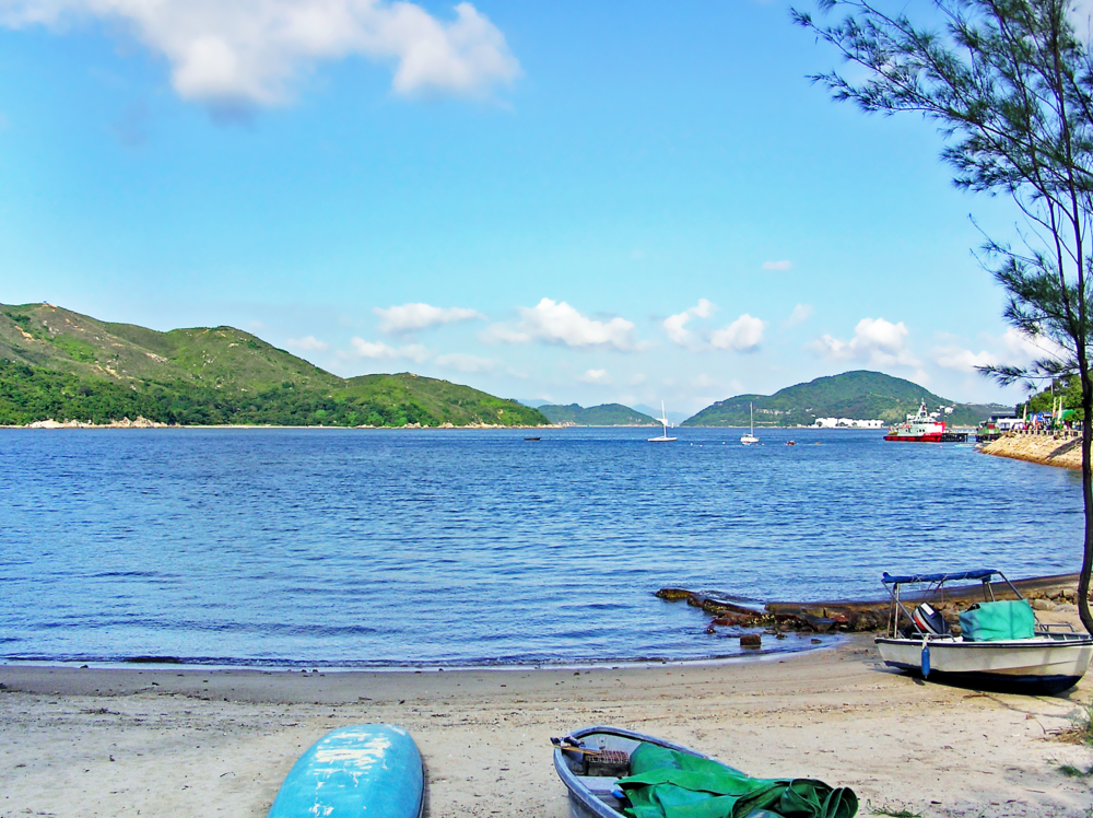 梅窩是大嶼山自駕遊的悠閒起點，擁有銀礦灣海灘、文武廟等歷史與自然景點，適合家庭和朋友享受海濱騎行與海鮮美食的慢活之旅。