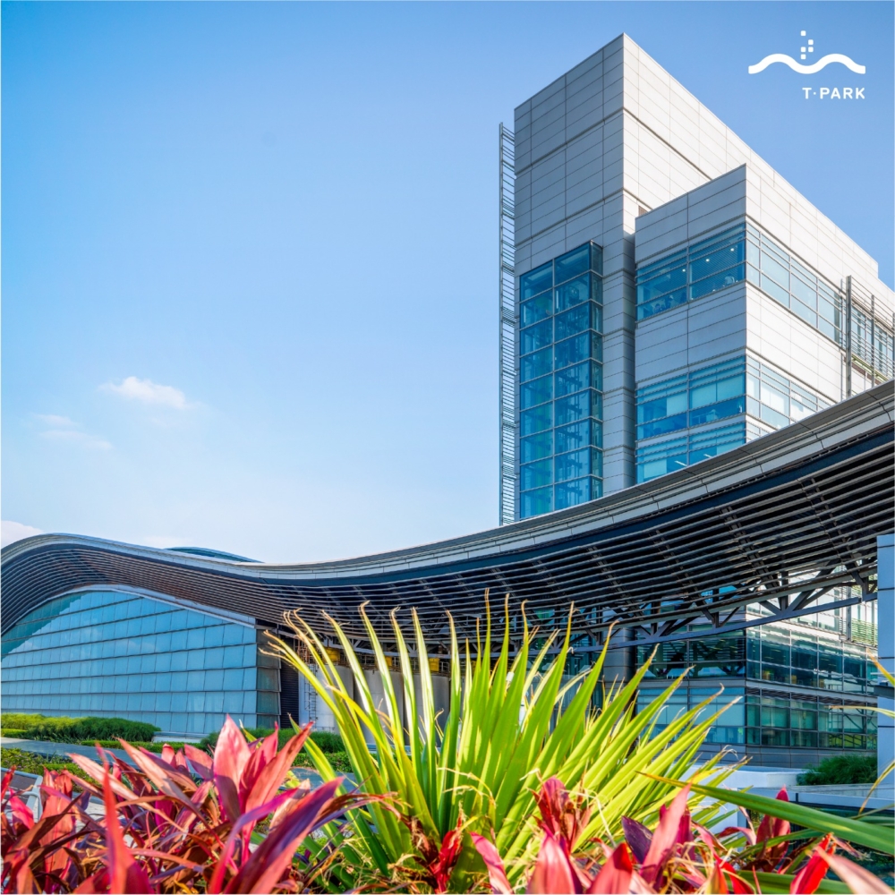 T·PARK「源·區」位於屯門，是香港首個自給自足的污泥處理設施。這裡將環保教育與休閒完美結合，提供「源·泉」海景溫泉池和自助茶館，讓家庭在欣賞后海灣美景的同時，也能學習可持續發展的重要性。