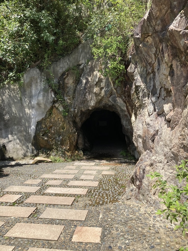 銀礦洞作為自然景觀，可感受昔日礦業的歷史痕跡。