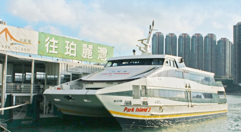 馬灣有渡輪來往中環和荃灣，雖然班次較少，但沿途景色迷人，適合喜歡慢遊的朋友。