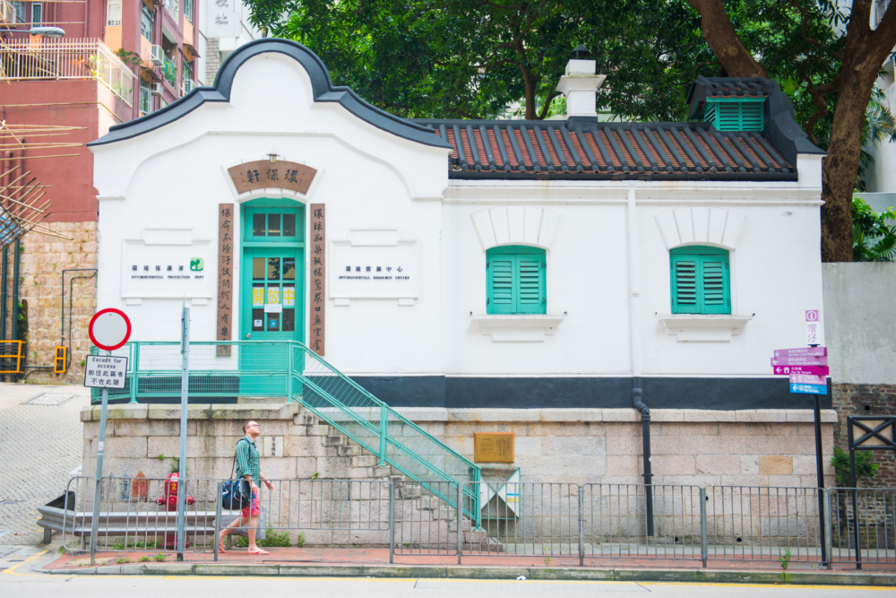 舊灣仔郵政局是香港現存最古老的郵政局建築，以其獨特的綠色屋頂和典雅的建築風格而聞名。