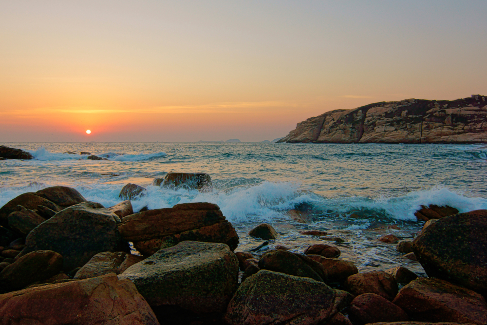 石澳除了擁有著名的沙灘，更以彩色小屋和《喜劇之王》經典場景聞名。