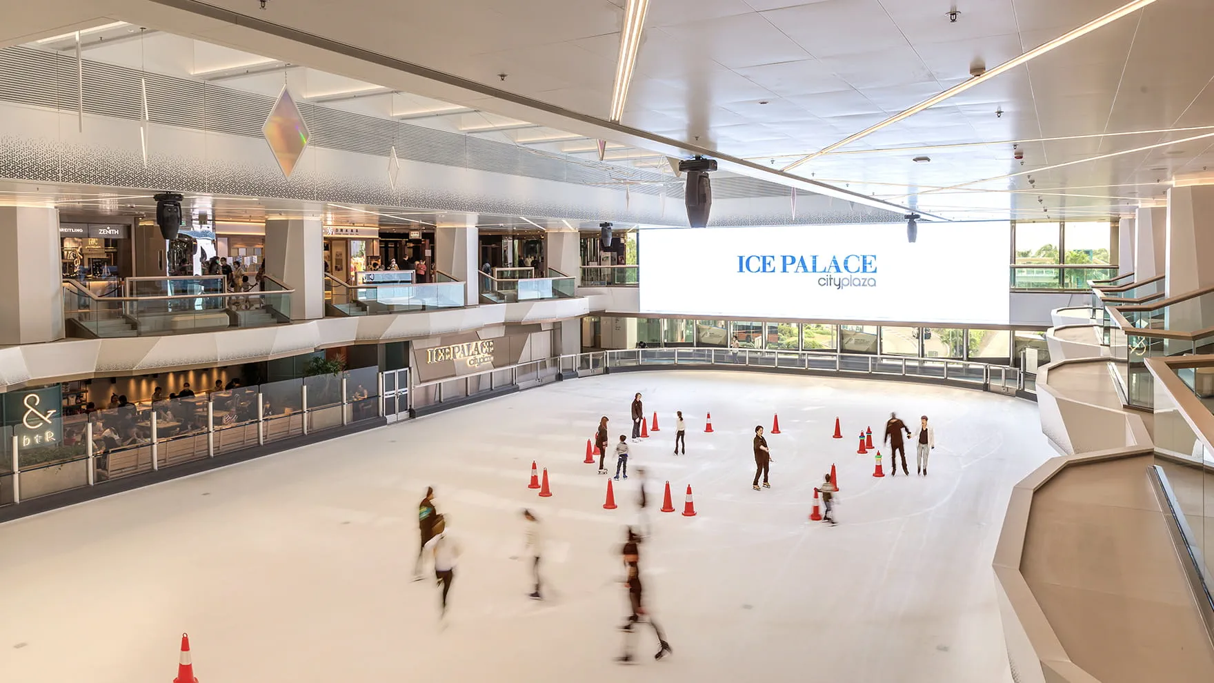 太古城「冰上皇宮」是港島唯一的室內真雪溜冰場，經過全面翻新後，以升級的智能設施和環保系統為你帶來獨特的沉浸式滑冰體驗。